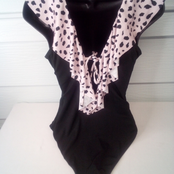 Pink and black one piece swimsuit - Picture 5 of 7